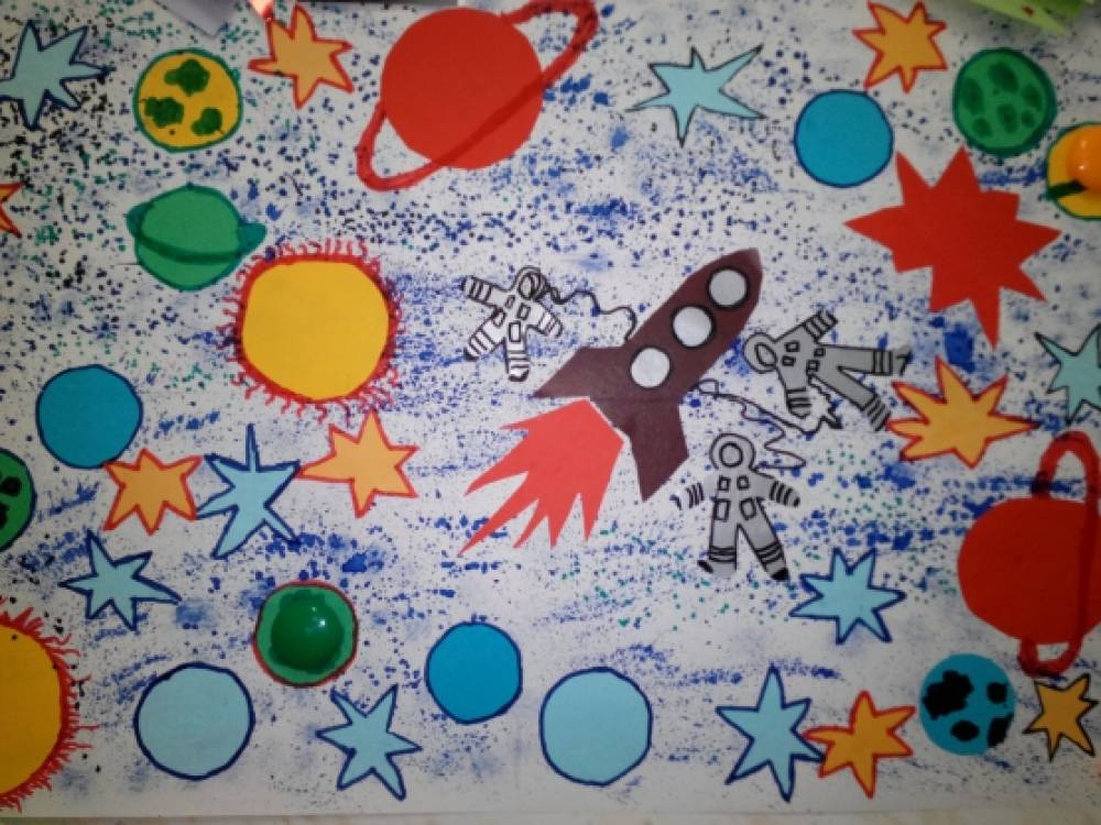 Развлечение день космонавтики в средней группе. Коллаж на тему космос. Космический коллаж аппликация. Коллективная аппликация на тему космос. Коллаж космос в детском саду.