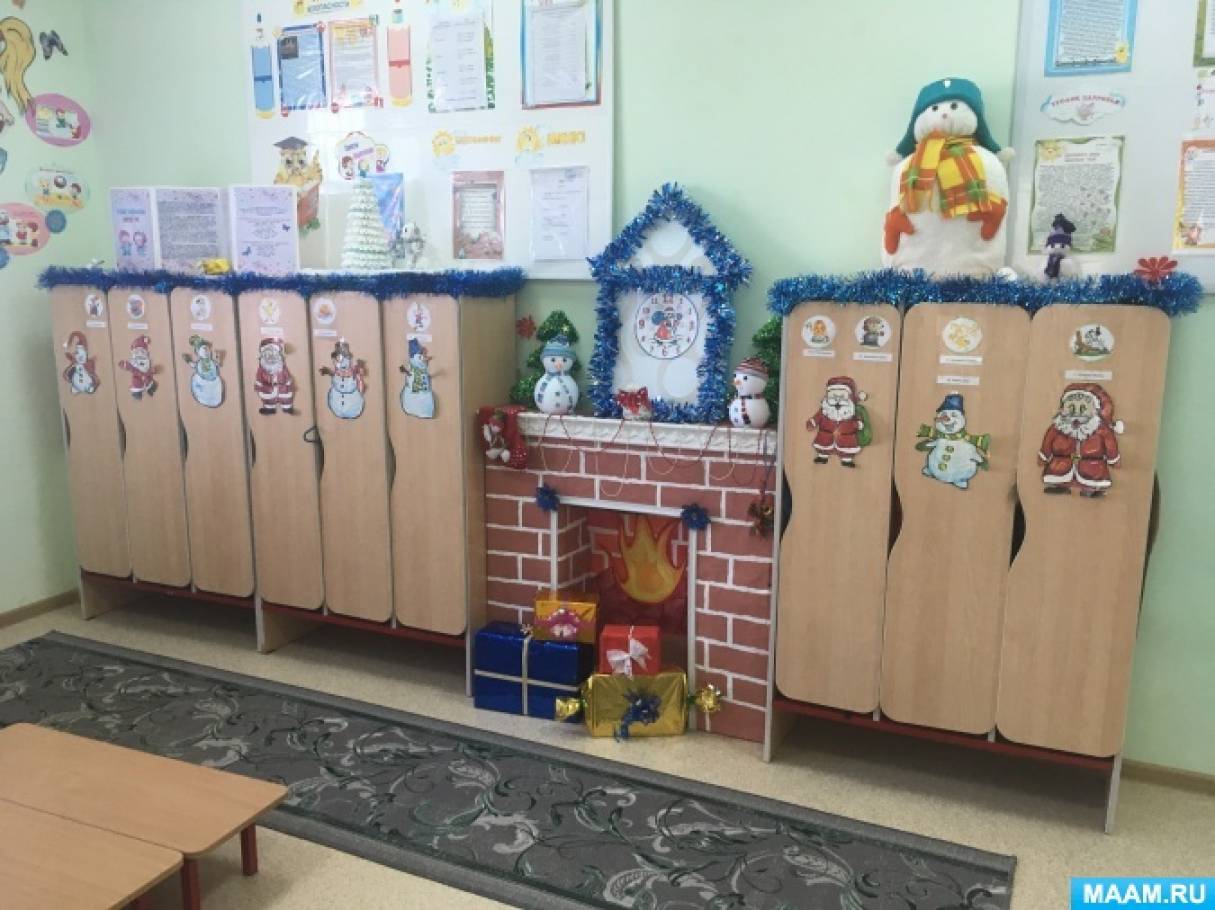 Украшение приёмной к Новому году в первой младшей группе