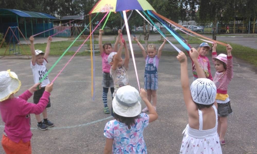 Игра карусели в младшей. Атрибуты для игр на улице в детском саду. Для развлечения в детском саду на улице. Летние развлечения в детском саду. Игрушки для прогулки в детском саду.