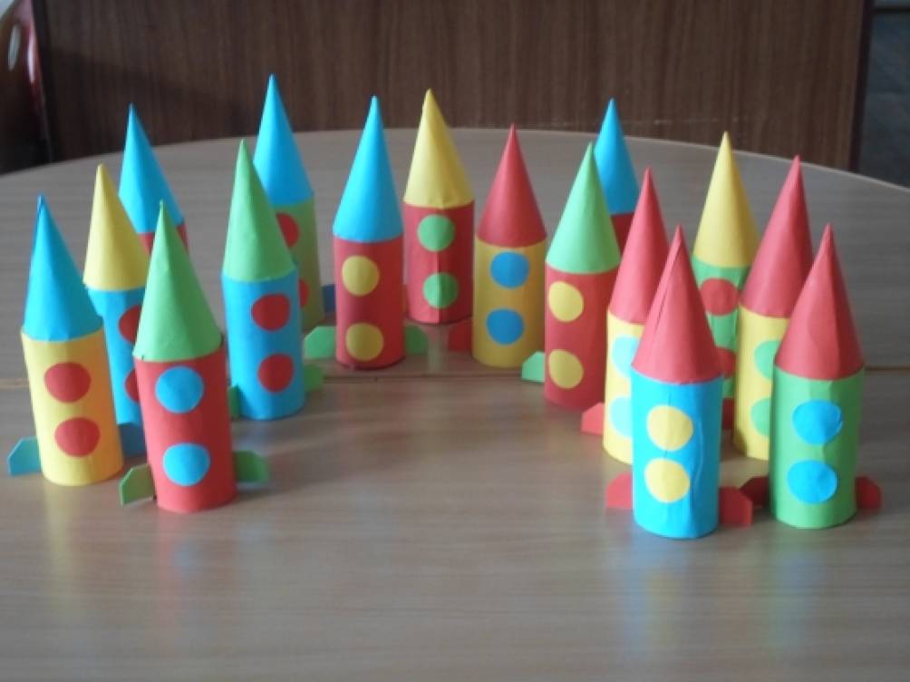 Ракета подготовительная группа. Ракета из бумаги в старшей группе. Конструирование ракета в старшей группе. Конструирование ракета в старшей группе. Конструирование ракеты в детском саду.
