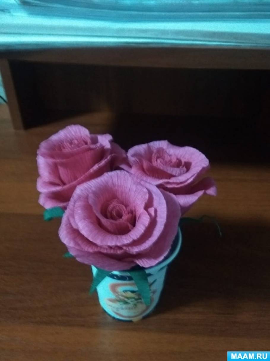 Розы из гофрированной бумаги своими руками