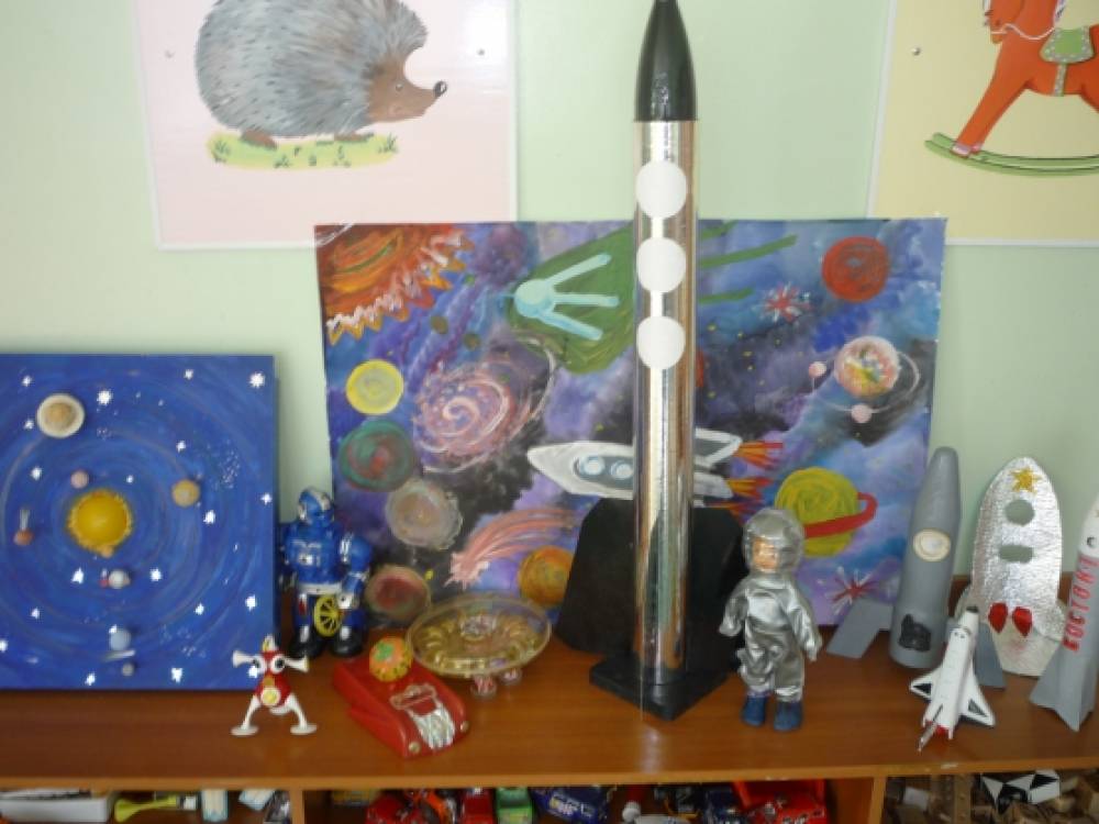 День космонавтики ранний возраст. Поделки на тему космос. Поделка ко Дню космонавтики. Проект космос в детском саду.