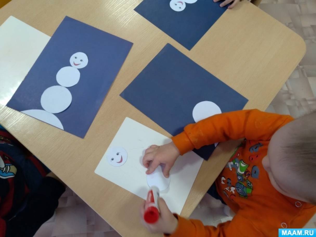Аппликация в младшей группе. Рисование снеговика во второй младшей. Занятия аппликации 2 младшая группа. Аппликация в детском саду средняя группа. Аппликация в старшей группе.
