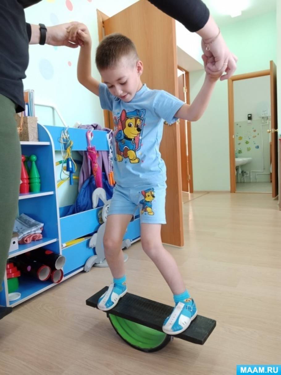 Упражнения на балансировочной доске для мозжечковой стимуляции для ребенка в домашних условиях