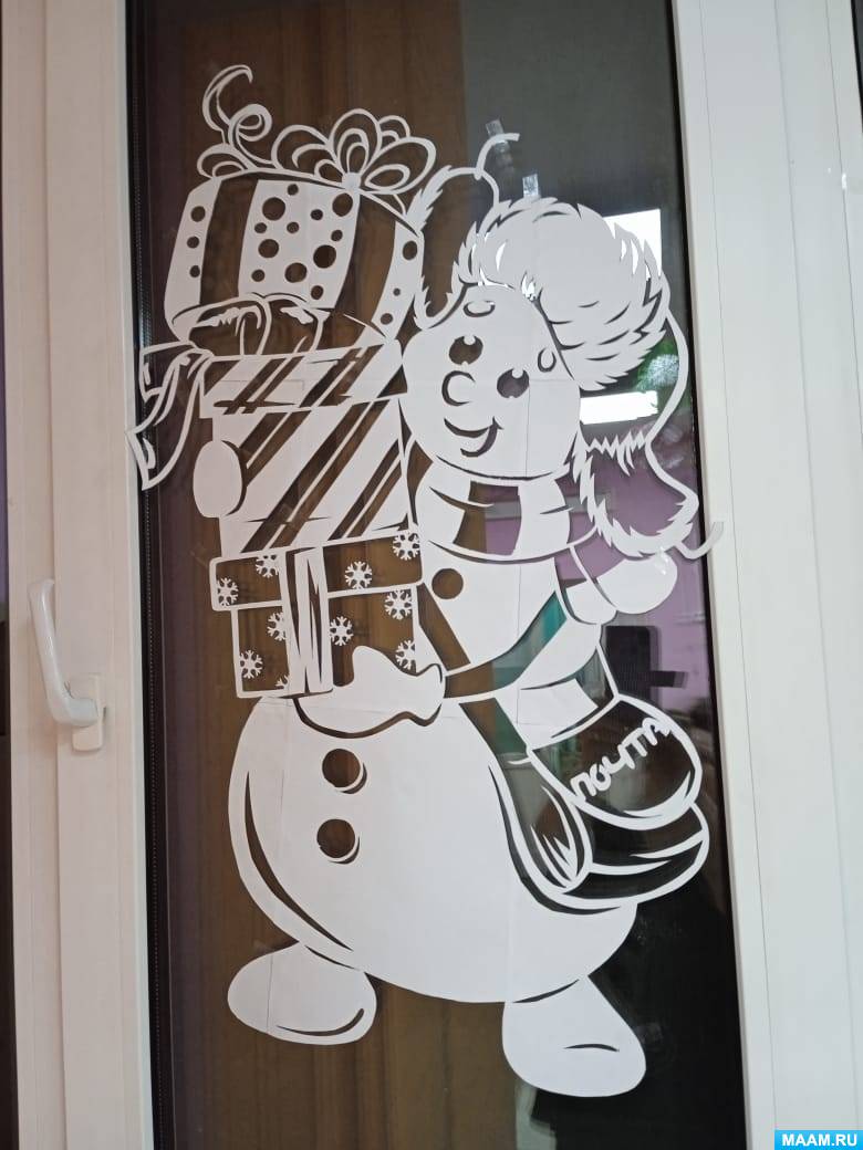 Украшения на окна с детьми. Украшение окон к новому году в детском саду трафареты. Украшение окон к новому году в детском саду. Украшение окон к новому году в детском саду избушка. Новогодние трафареты на ок.