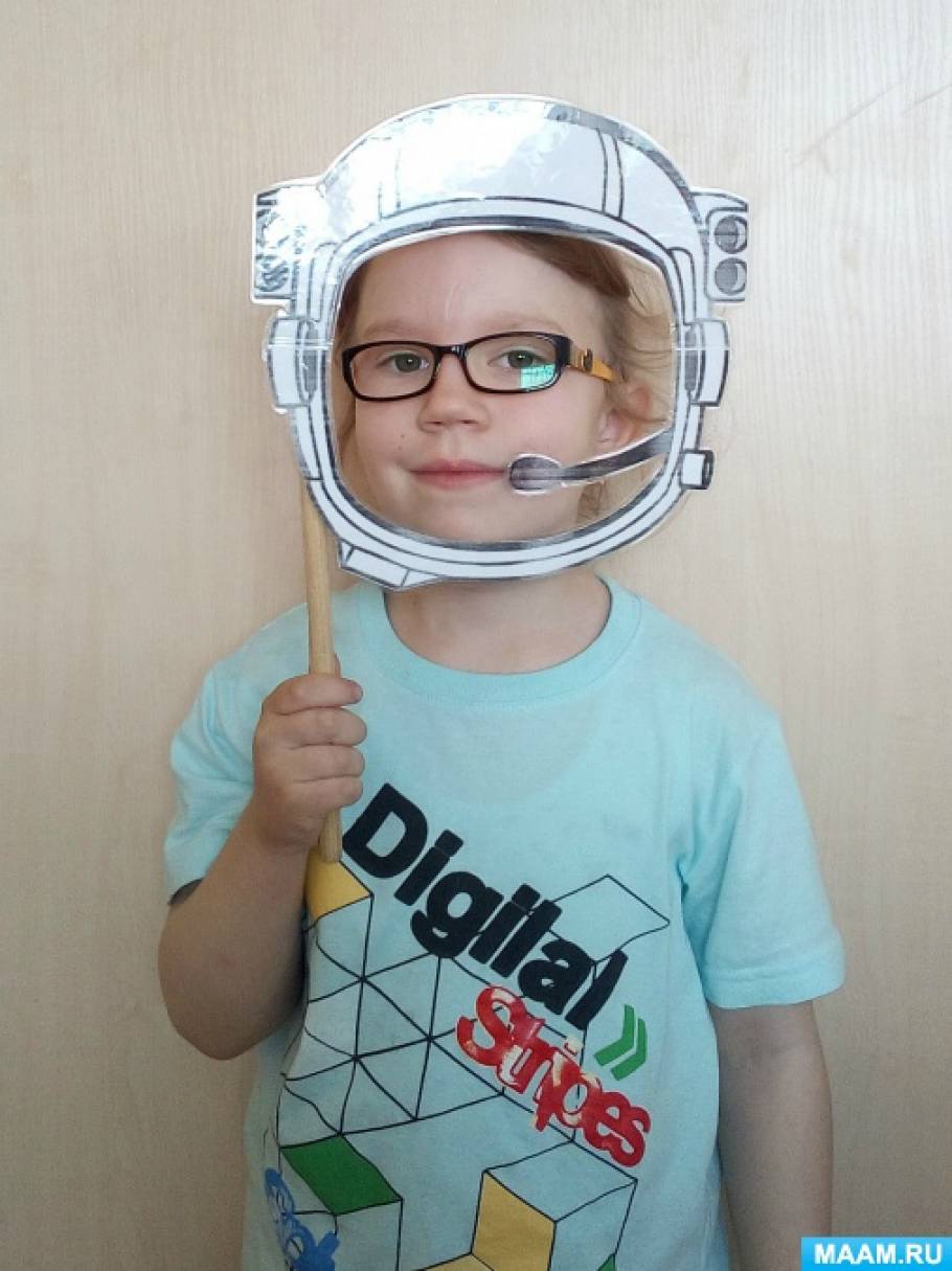 Шлем космонавта из картона. Шлем Космонавта. Шлем Космонавта в детский сад. Шлем Космонавта поделка в детский сад.