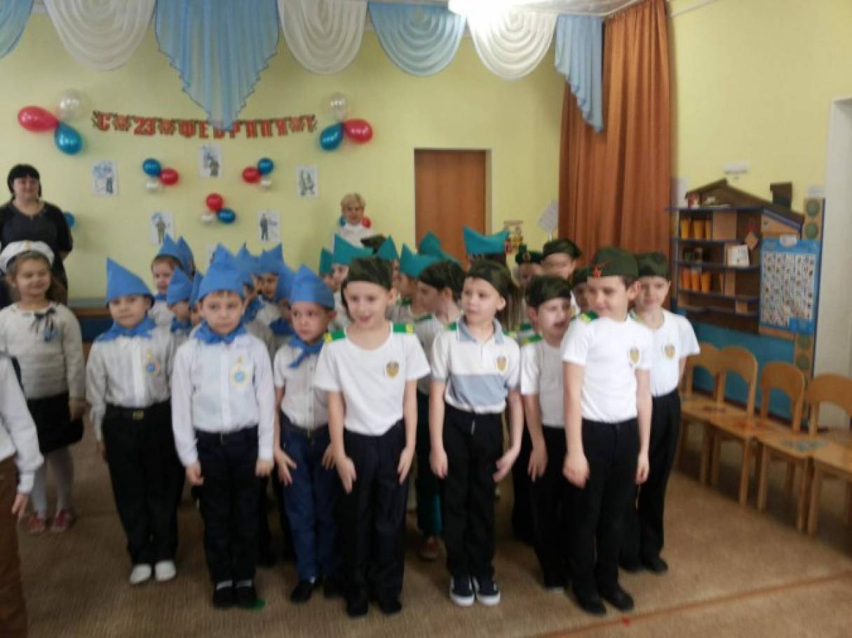 Смотреть фотографию №2 Фото №2 Под марш дети строем каждая группа входят в зал и рассаживаются на стулья
