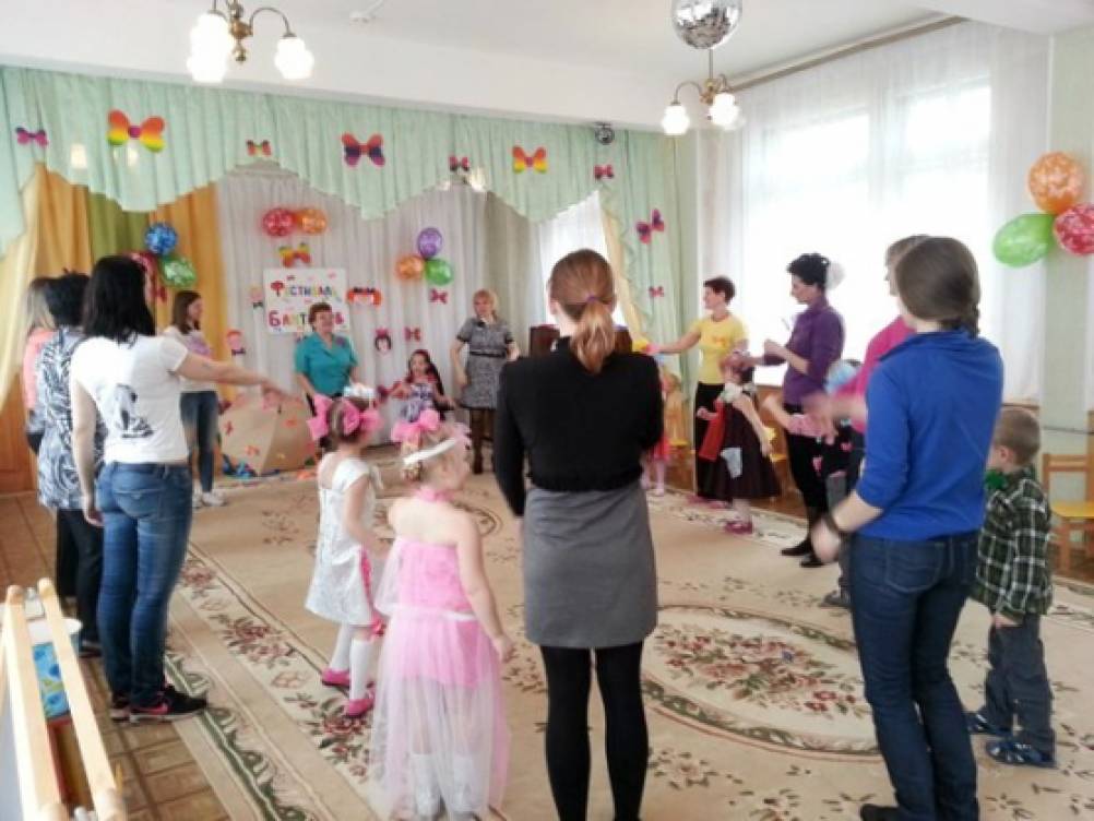 Смотреть фотографию №2 Фото №2 Н Богатиковой дети забегают в зал и останавливаются полукругом