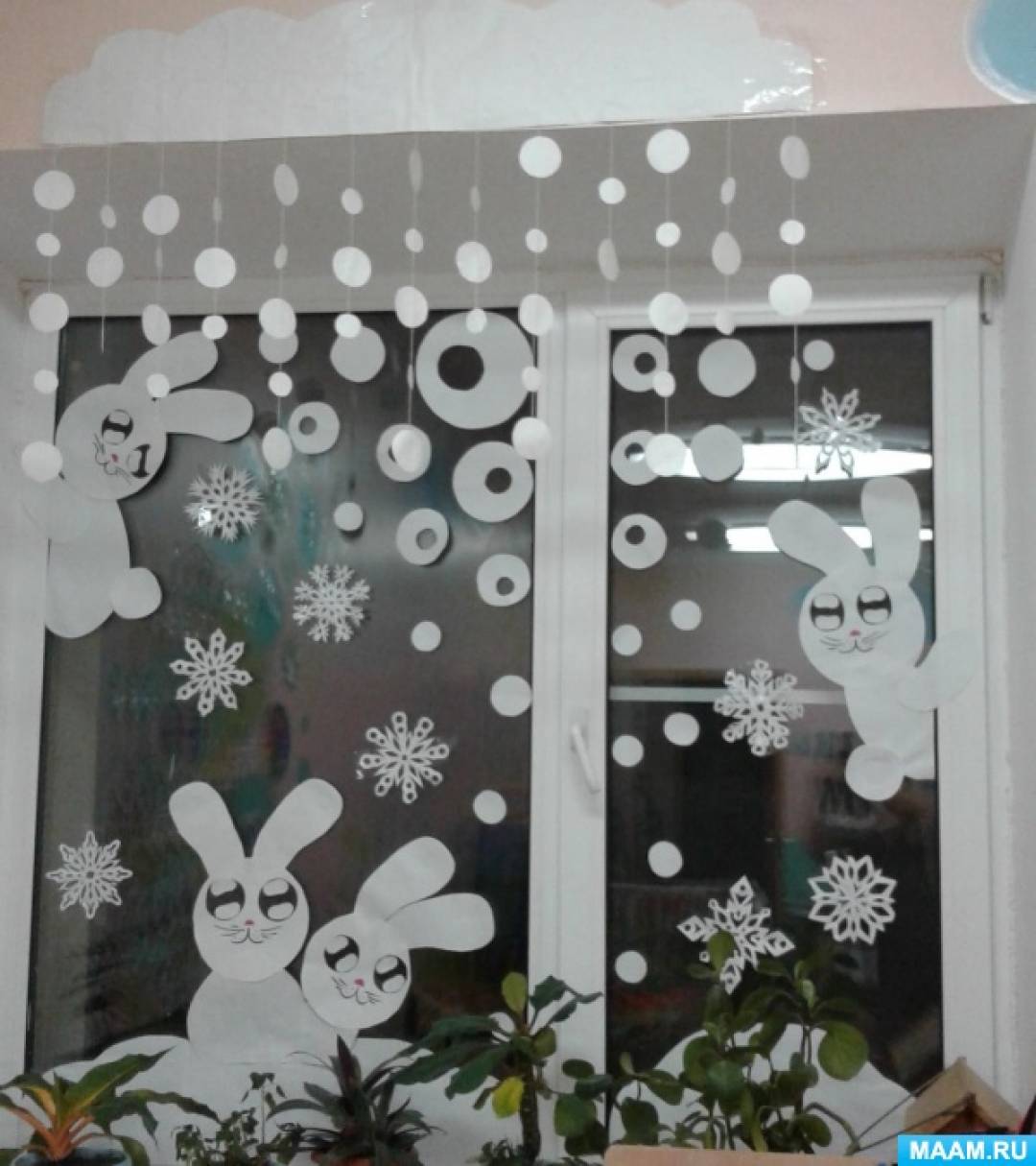 украсить окна в садике на новый год. украшение окон в детском саду. украшение окон к новому году в детском саду. декор окна на новый год детский сад. новогодние украшения окон в садике.