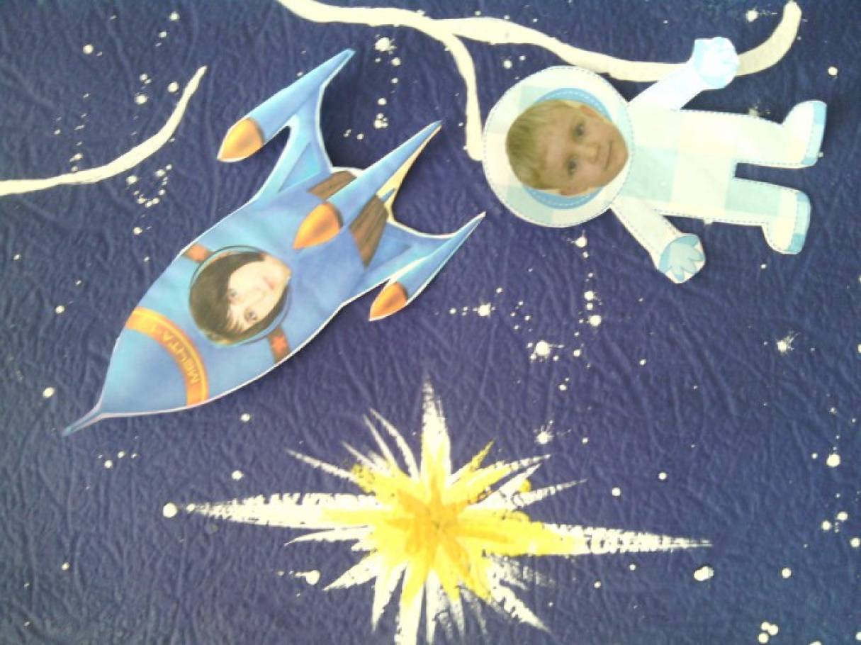 Оформление к дню космонавтики в детском саду. Украшения ко Дню космонавтики. Космические поделки для детского сада. Аппликации на тему космос для детей. Поделка космос.
