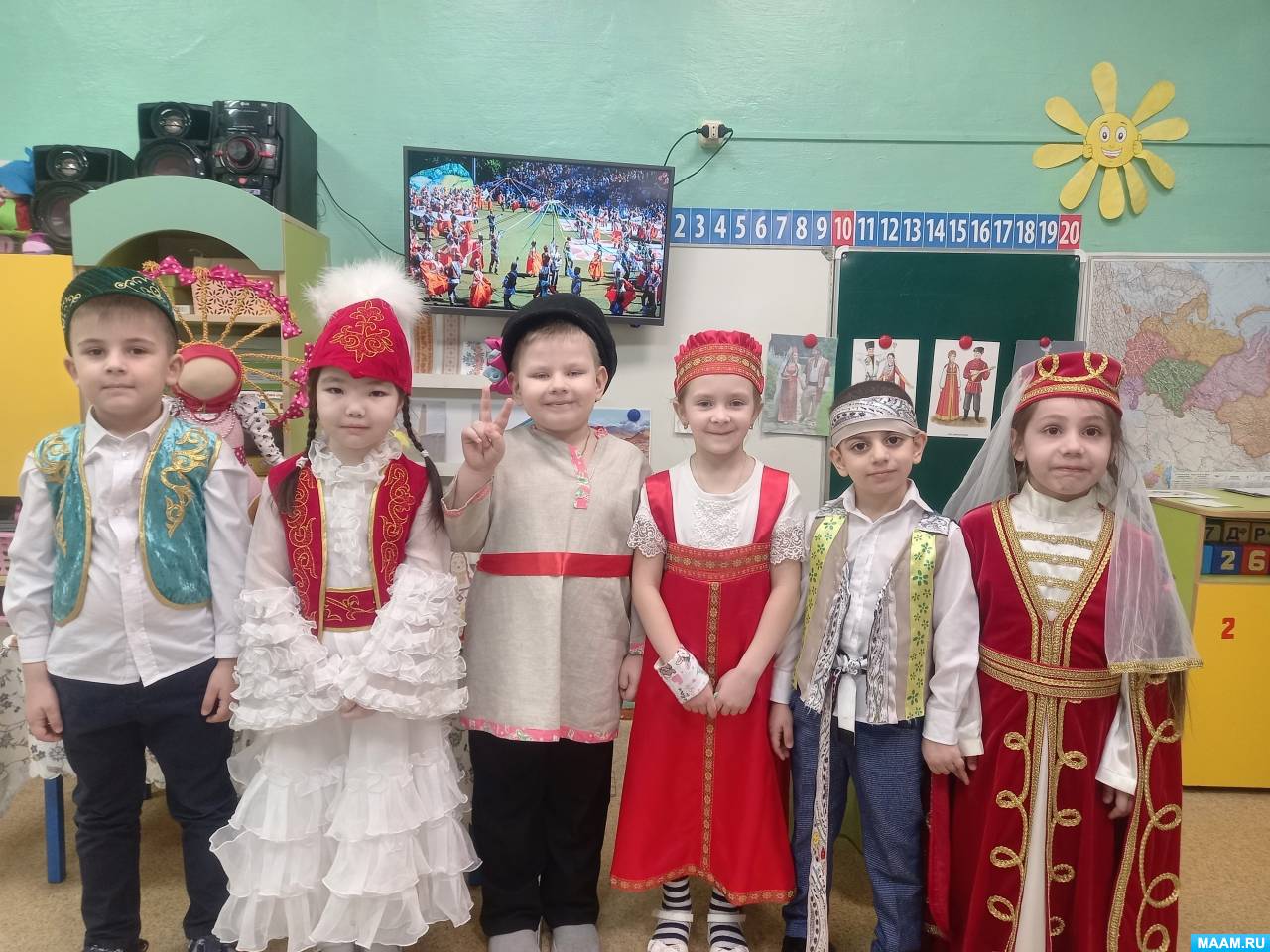 Смотреть фотографию №2 Фото №2 Задачи Образовательные обогащать первоначальные представления о людях разных национальностей населяющих Россию их равноправии
