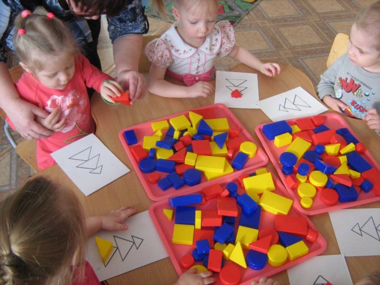 Игра дьенеша средняя группа. Блоки Дьенеша 2 мл гр. Логические кубики Дьенеша. Блоки Дьенеша занятия с детьми. Блоки Дьенеша занятия для дошкольников в младшей группе.