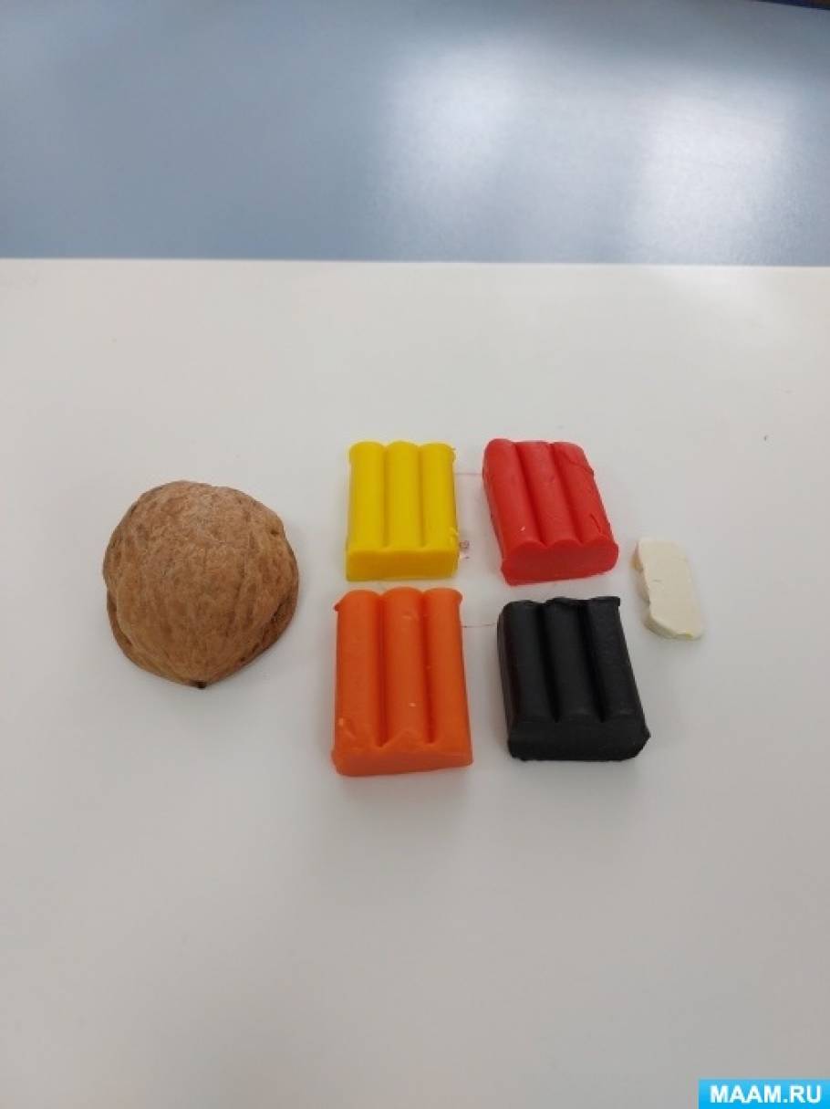 Божья коровка из грецкого ореха