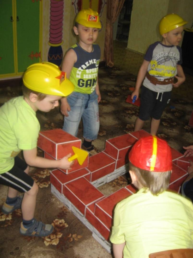 Сюжетно строительные игры. Детский сад Строитель. Атрибуты строителя для детей. Сюжетно-ролевые игры. Строитель для детей в детском саду.