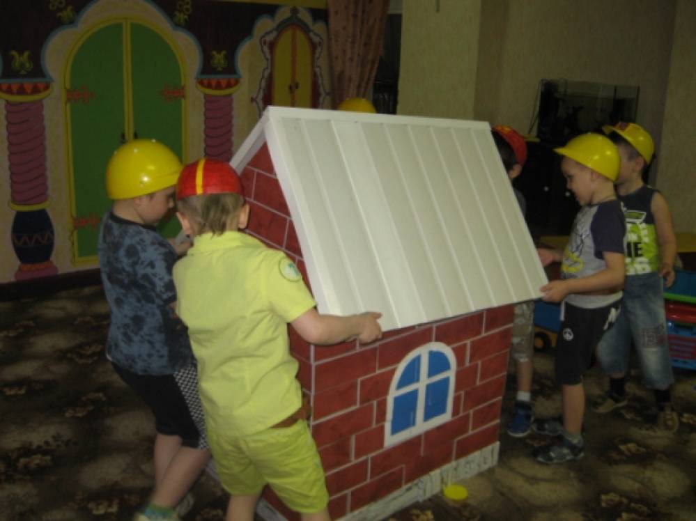 Сюжетно строительные игры. Сюжетно Ролевая игра строители. Детский сад Строитель. Строитель в ДОУ. Игра в Строителей в детском саду.
