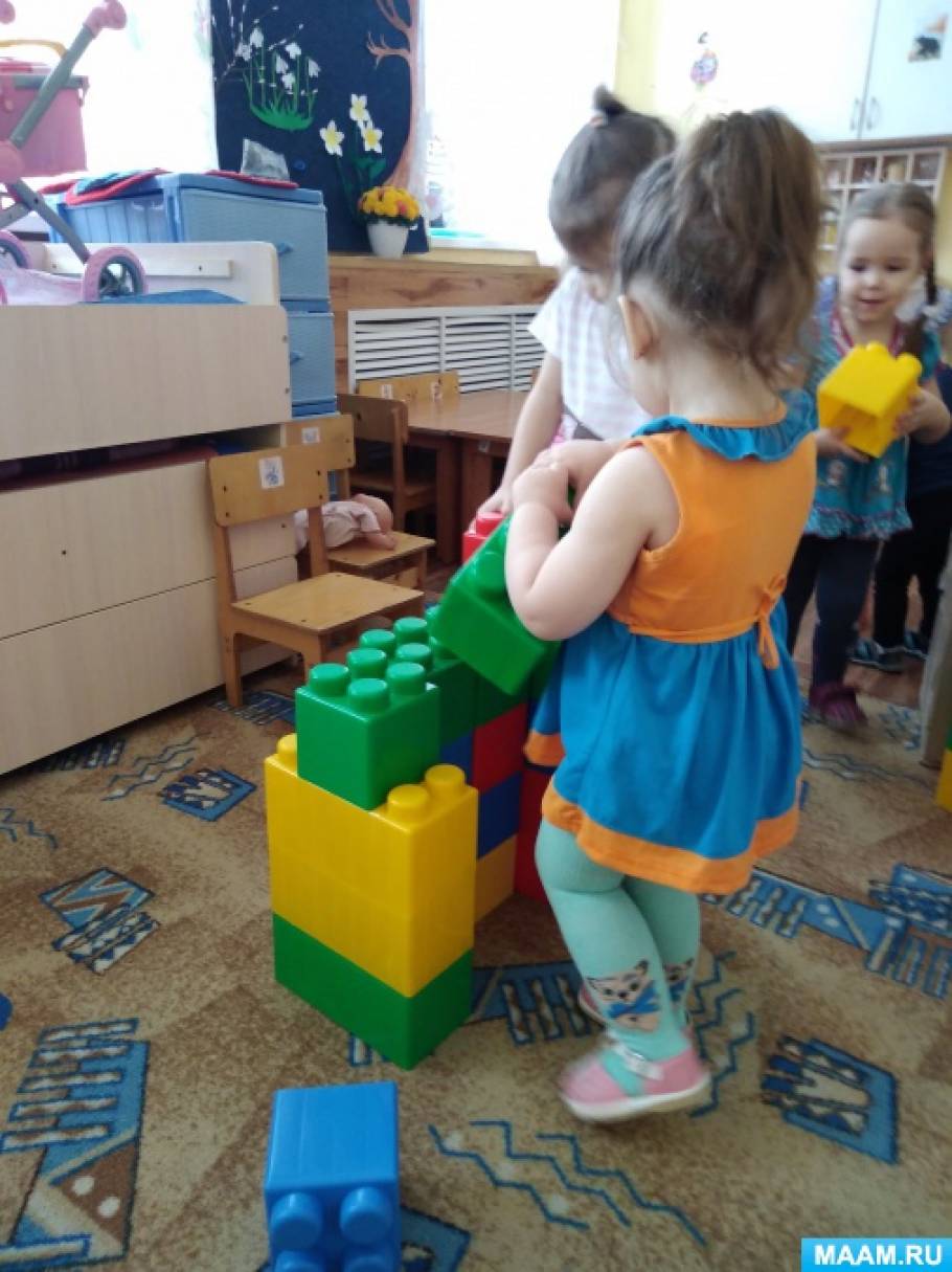 Ребенок 1 год строит башни