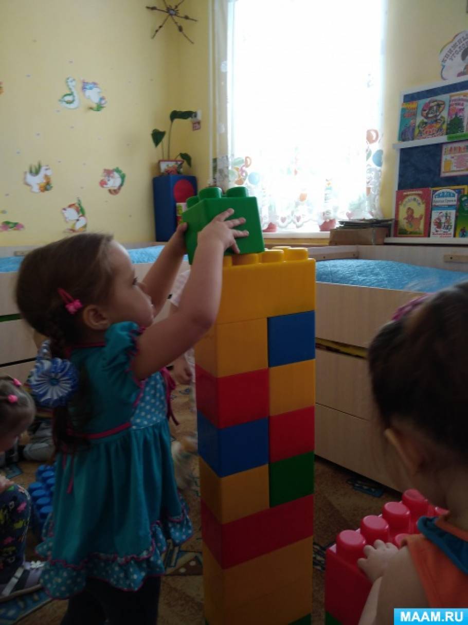 Ребенок 1 год строит башни