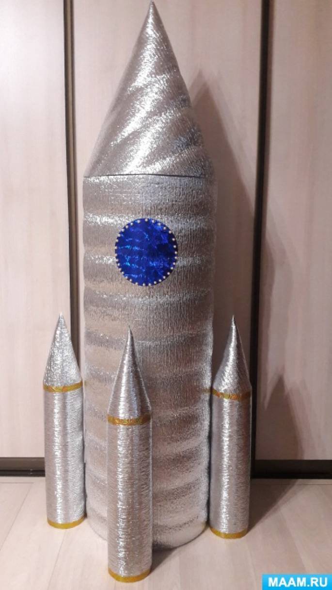 Макет ракеты ко дню космонавтики. Макет ракеты для детей. Проект с ракетами детский.