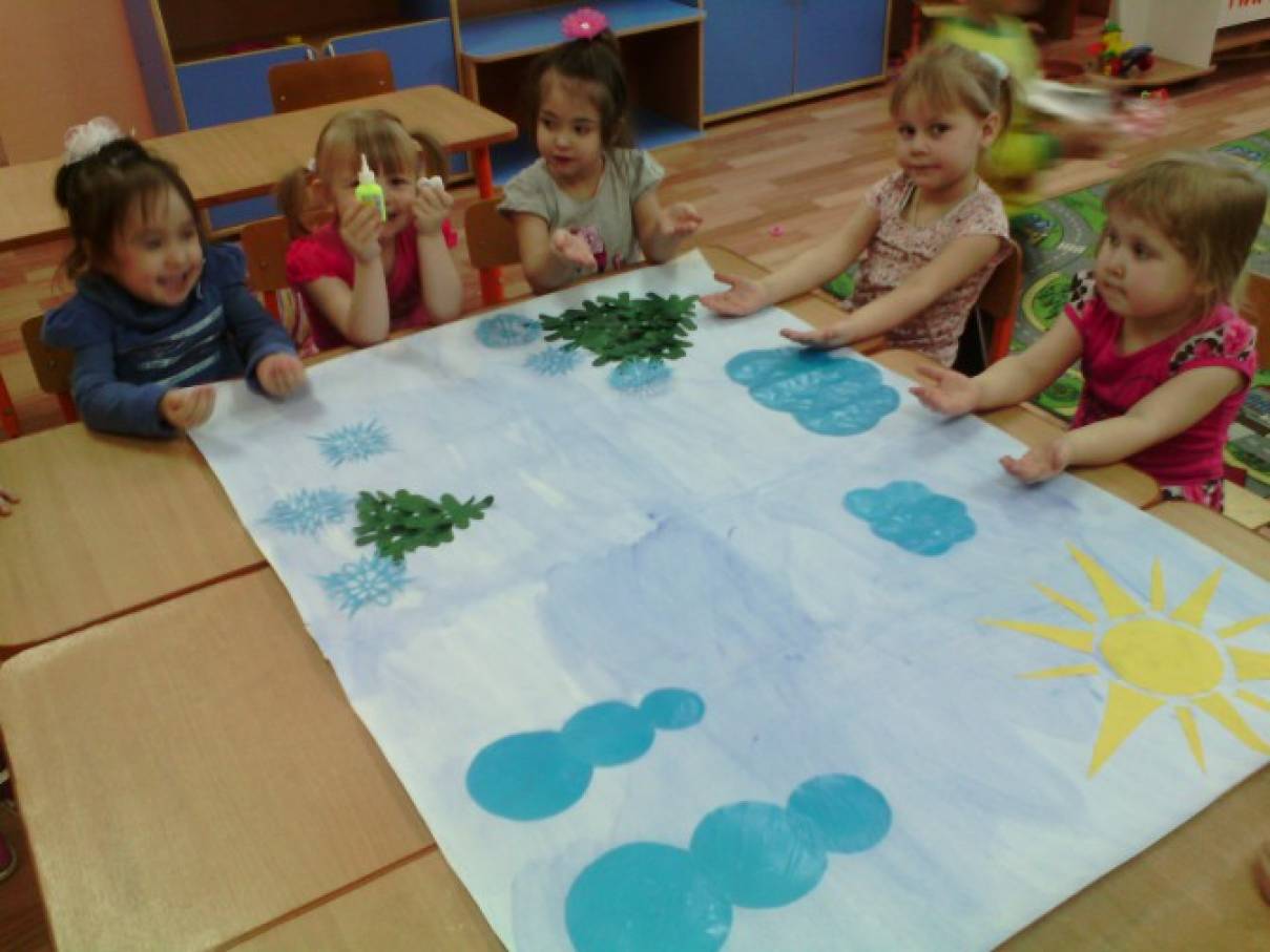 Занятие младшая группа день воды. Занятие в младшей группе. Коллективные занятия в детском саду. Рисование в младшей группе. Рисование в ранней группе.
