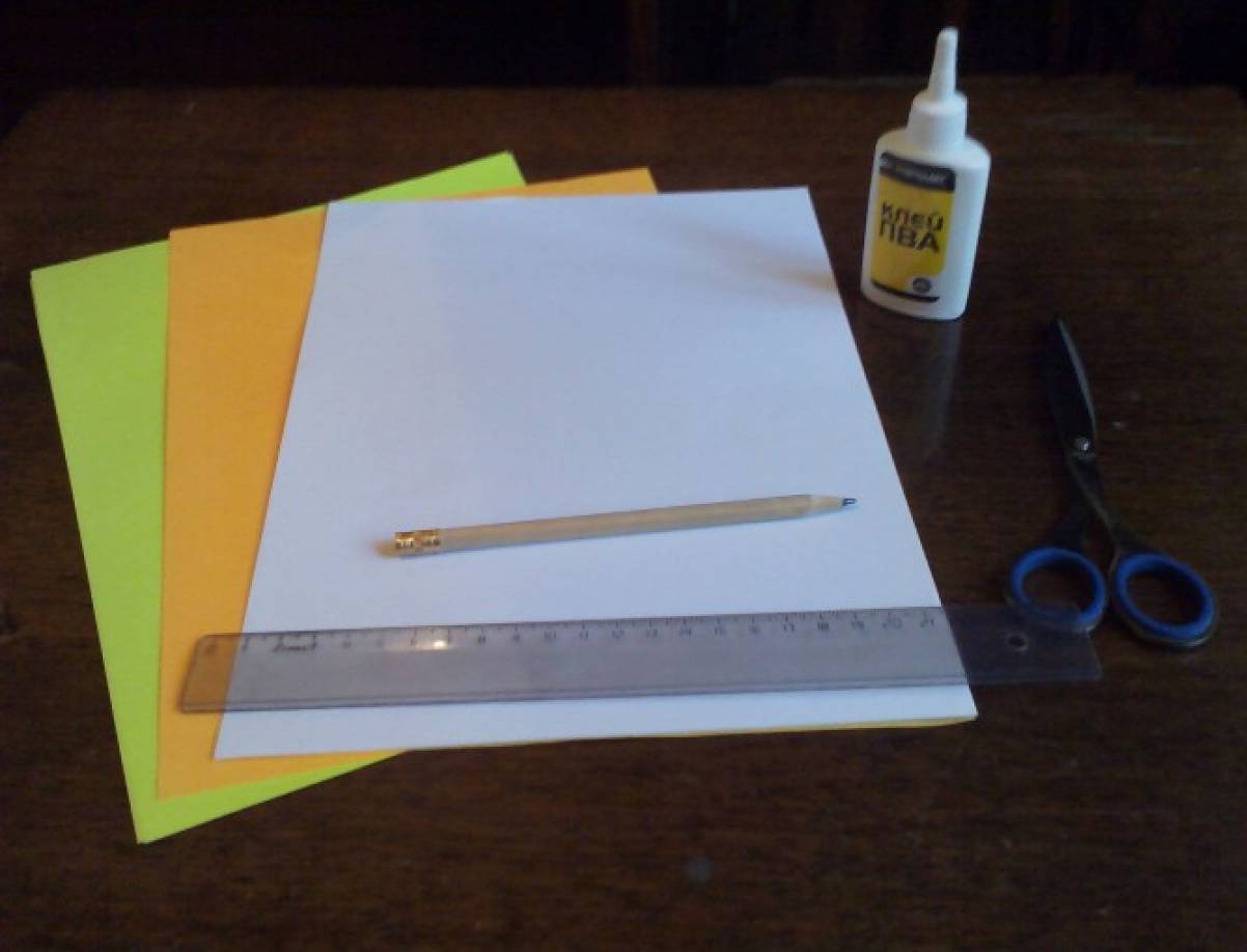 Чем можно приклеить бумагу. Клей ножницы бумага. Поделки из бумаги и клея. Цветная бумага картон клей ножницы. Поделки из бумаги с клеем и ножницами.