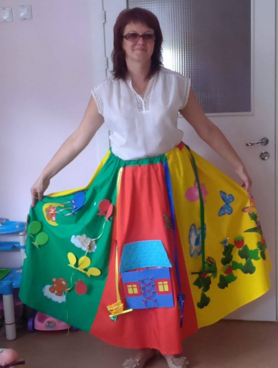 Игра фартук. Дидактическая юбка в детском саду. Сенсорная юбка для детей. Фартук для воспитателя по сенсорике. Развивающий фартук для детского сада.