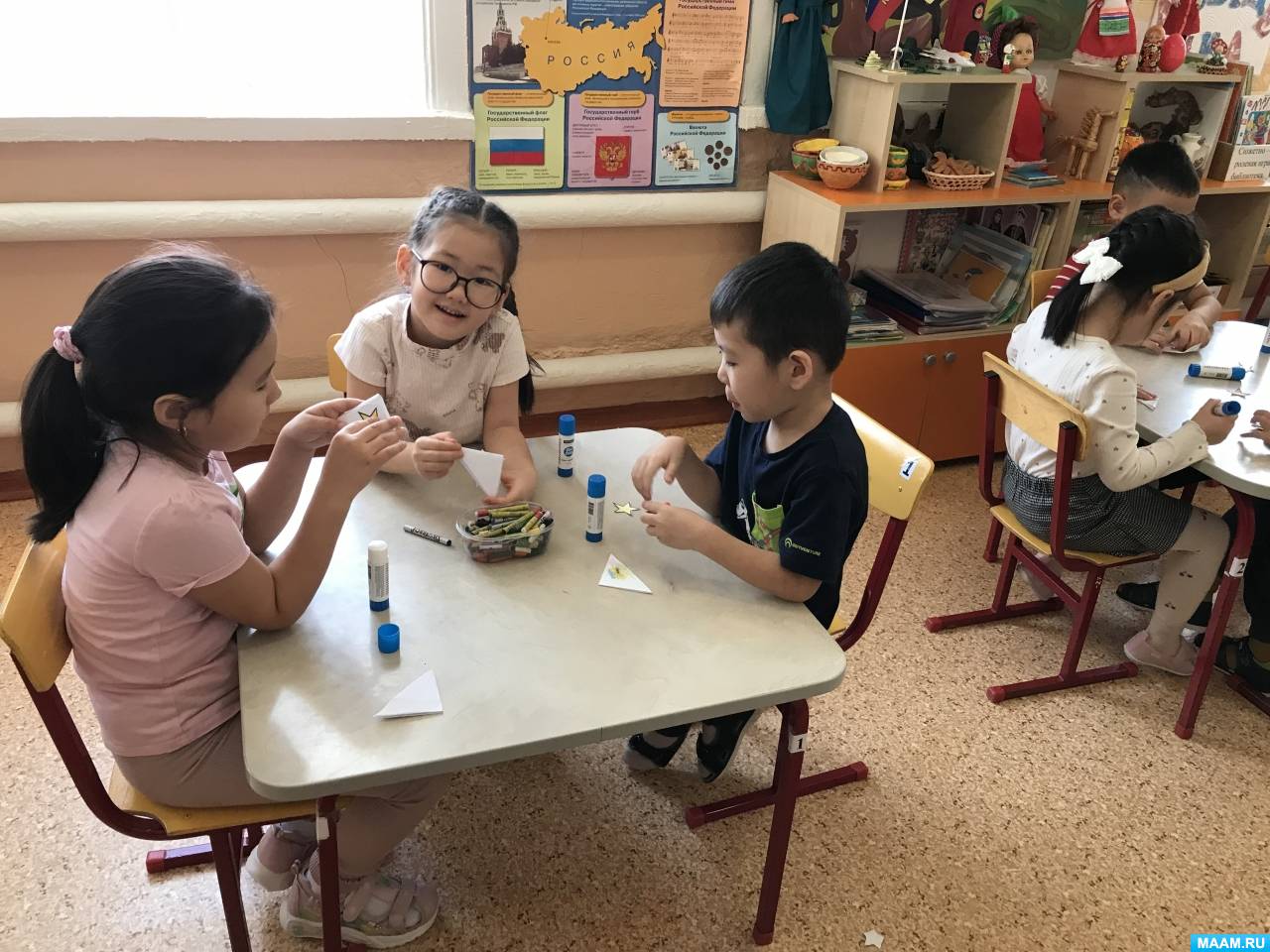 беседа с детьми в детском саду. ручной труд детей в детском саду. воспитатели о детях старшей группы. дети сидят в кругу в детском саду. занятия в садике.