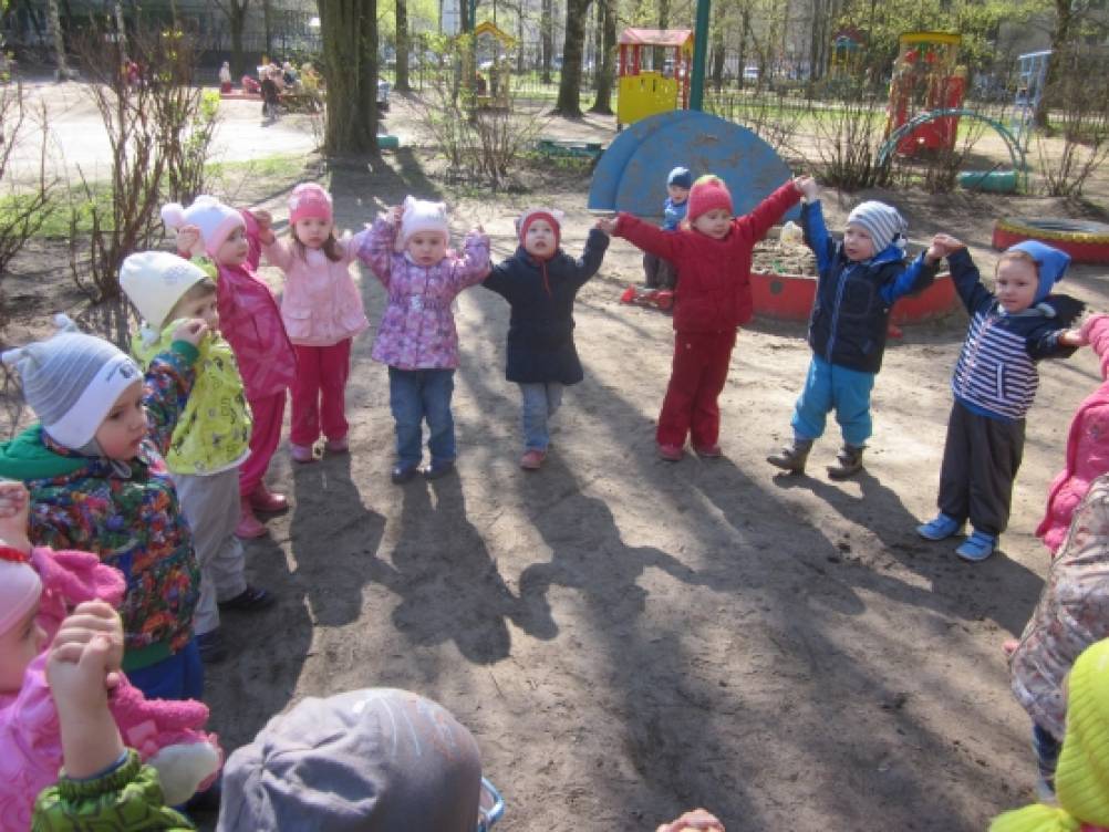Весеннее развлечение для детей. Дети на прогулке. Прогулка в детском саду. Весенняя прогулка в детском саду. Дети на прогулке в детском саду весной.
