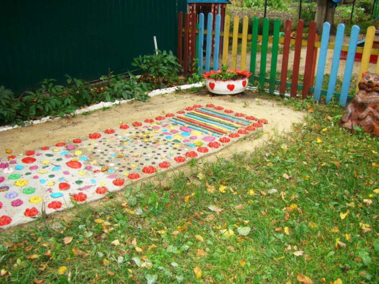 как можно украсить участок в детском саду