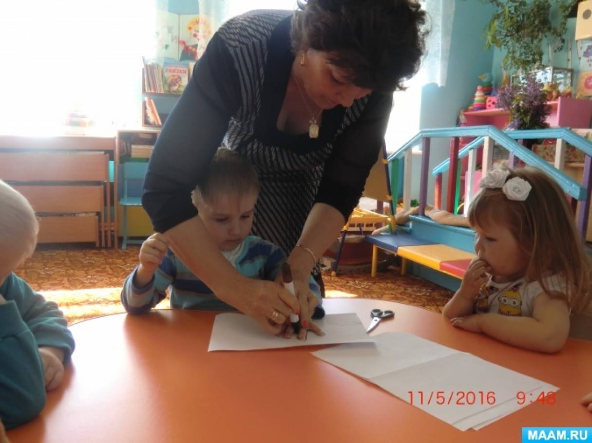 Коллективная работа по изготовлению поделки из бумажных детских ладошек в младшей группе «Мы голосуем за мир» Фото Коллективная работа по изготовлению поделки из бумажных детских ладошек в младшей группе «Мы голосуем за мир»