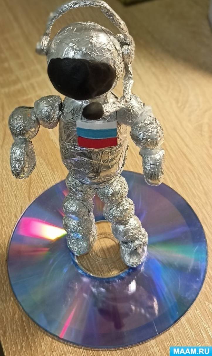 Мастер-класс по изготовлению поделки «Космонавт из фольги и пластилина»