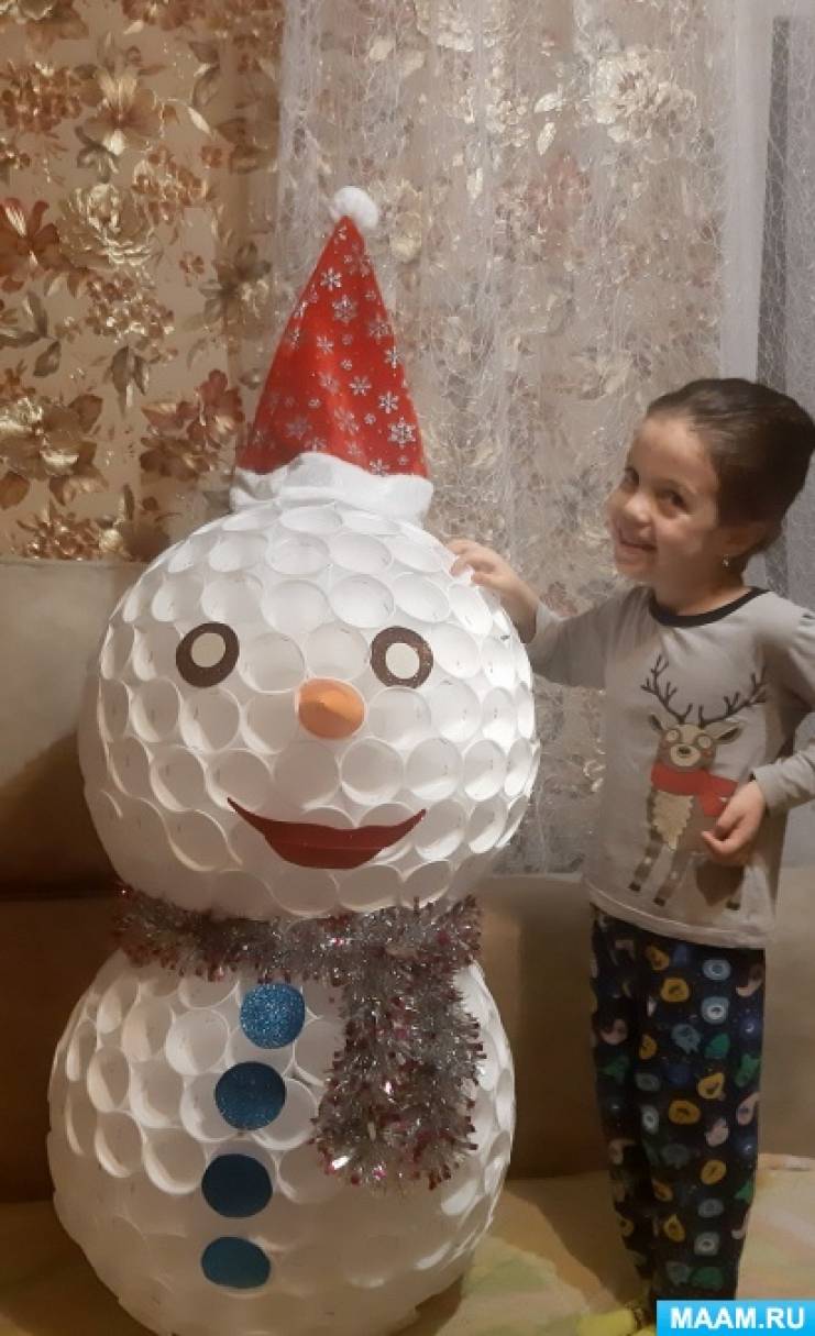 Как сделать снеговика из стаканчиков / DIY snowman out of plastic cups / How to make snowman