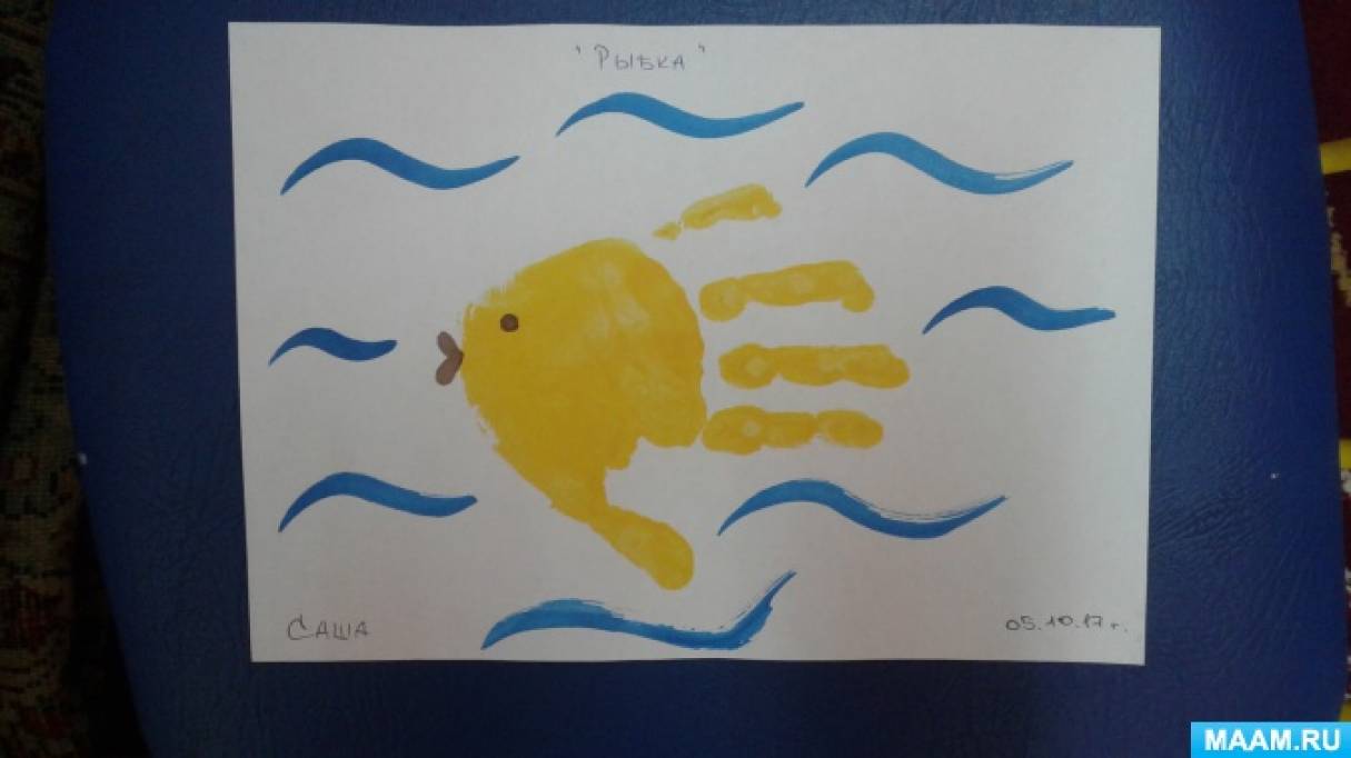 Золотая рыбка младшая группа. Рыбки плавают в Водице рисование в первой младшей. Рисование ладошками рыбки в аквариуме. Рисование рыбки ладошкой средняя группа. Рисование рыбки в младшей группе.