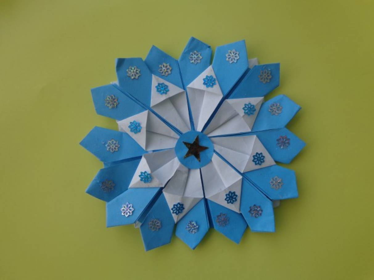 Елочная игрушка из бумаги в технике оригами. Новогодний цветок.