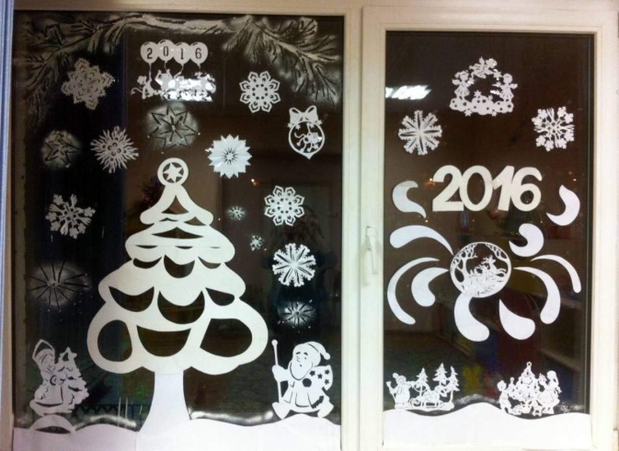 украшение окон в библиотеке. украшение окон к новому году в школе. узоры на окна к новому году. украшение окон на новый год в школе. отчет украшение окон к новому году.