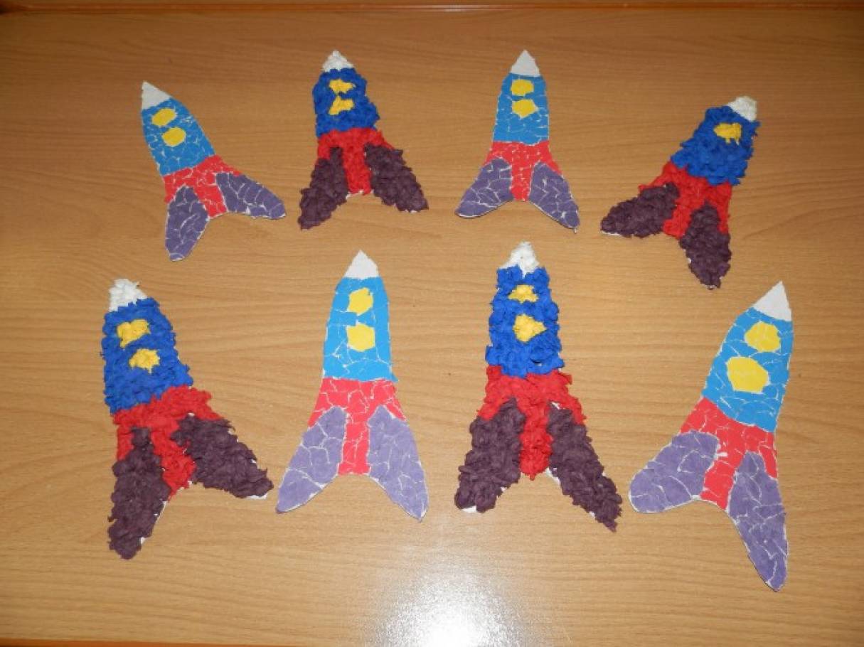 Оригами ко дню космонавтики в детском саду. Поделка на тему космос старшая группа. Поделка космос средняя группа. Космо поделки средняя группа. Аппликация ко Дню космонавтики.