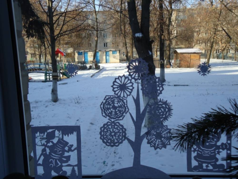 Смотреть фотографию №5 Фото №5 Проходите в группу в центре поставили ёлку и Деда Мороза со Снегурочкой