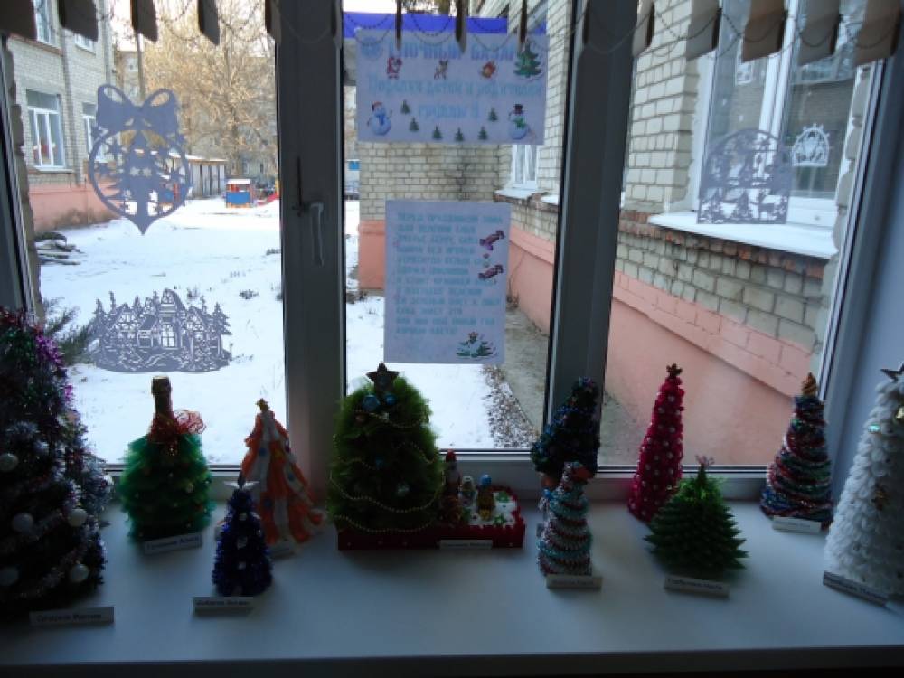 Смотреть фотографию №20 Фото №20 На одной из полок взависимости от времени года праздников меняем информацию