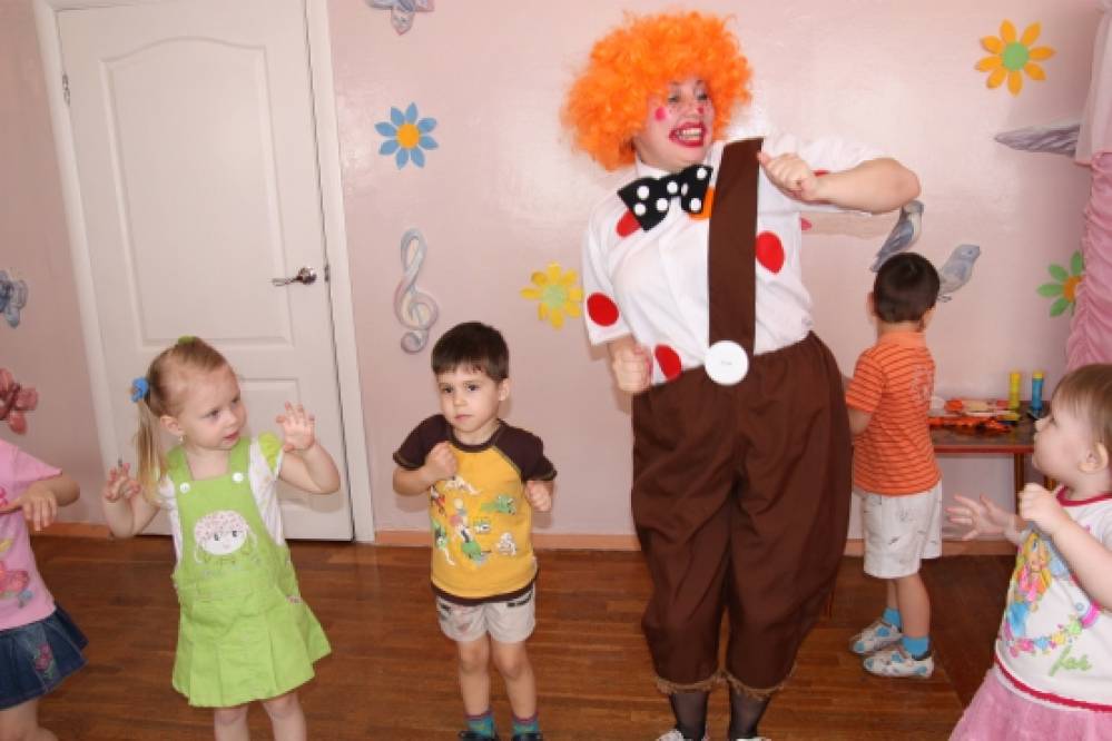 День смеха в детском саду клоун. Костюм Антошки. Костюм в садик на день смеха. Клоун на утреннике в детском. Костюм на 1 апреля в детский сад.