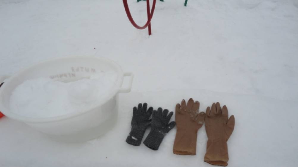 Как быстро сделать снежную горку своими руками