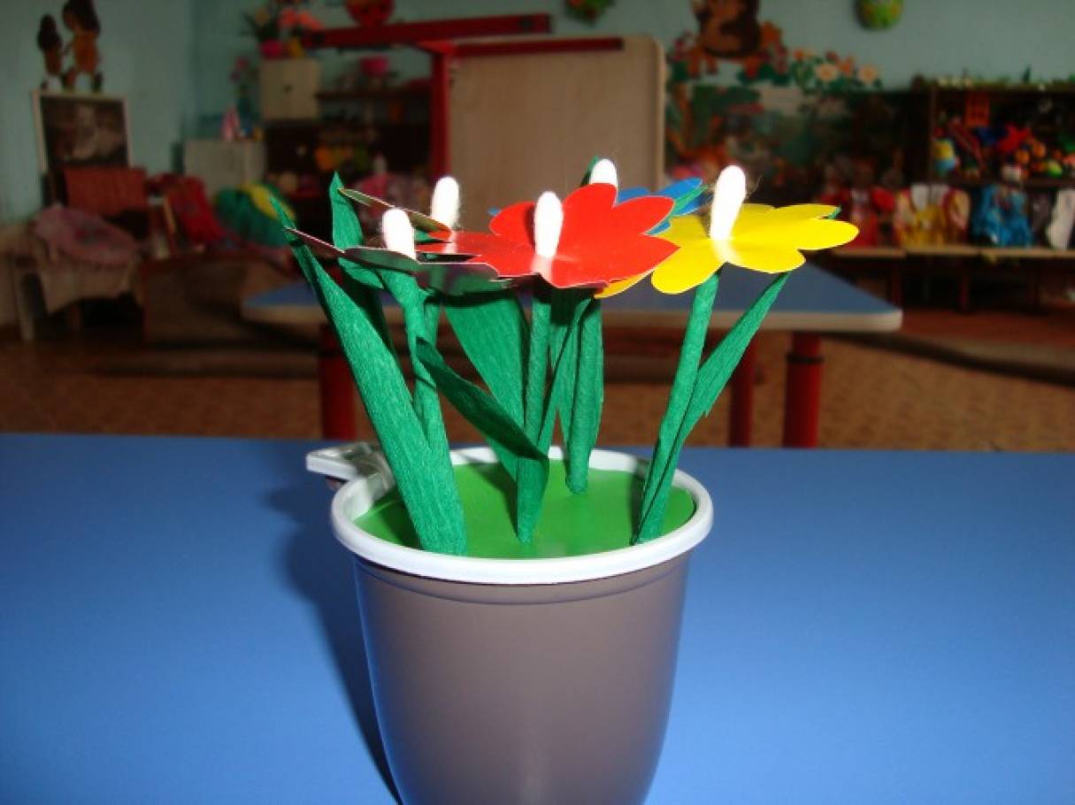 Цветочки в садик. Поделка цветы. Поделка из бросового ма. Поделки из бросового материала для детей. Поделка цветы в детский сад.