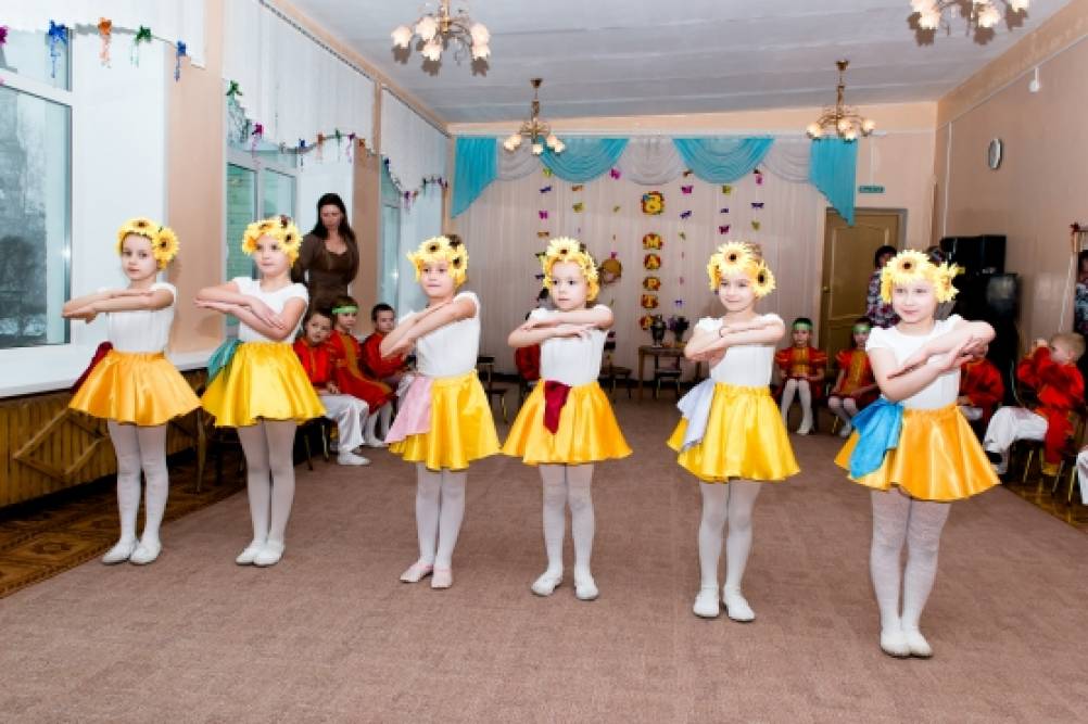 танец топни ножка. 23 февраля для детей в детском саду. видео топни ножка моя танец в детском. топни ножка моя танцевальный. танец на день россии в детском саду.