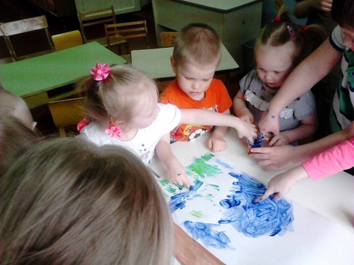 Нетрадиционные семинары. Рисование красками в разновозрастной группе. Нетрадиционное рисование фотоотчет в детском саду. Коллективное рисование на простыне. Рисование солнца нетрадиционными способами.