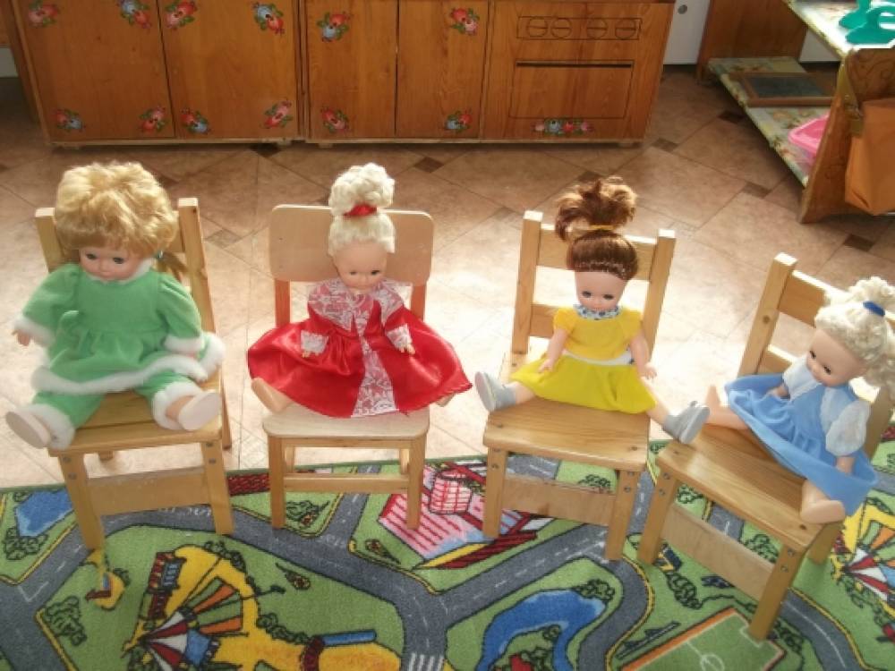 Сюжетные игры дети 2 3. Куклы в детском саду. Куклы в ДОУ. Сюжетные игрушки куклы. Дидактическая кукла в детском саду.