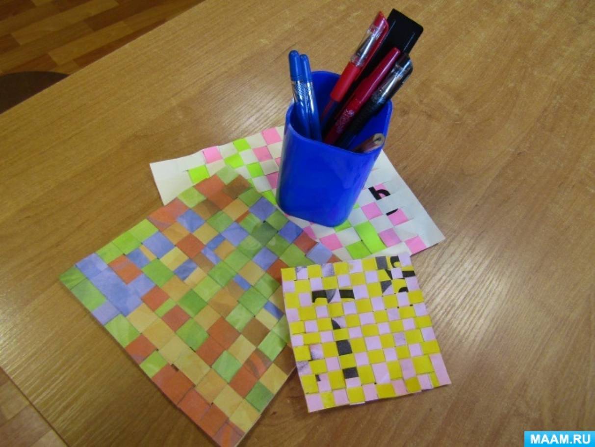Как сделать плетеный коврик из цветной бумаги: