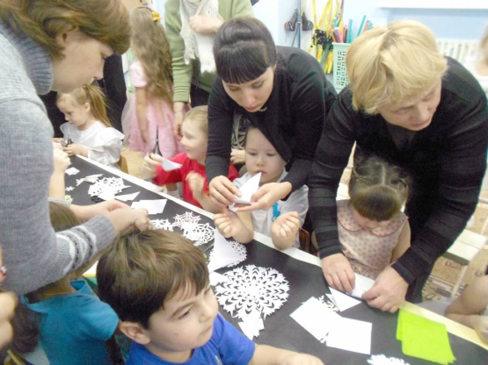 Праздник с родителями в школе. Мероприятия с родителями и детьми в детском саду. Дети с родителями на мероприятии. Дети совместно с родителями в ДОУ. Родители в детском саду.