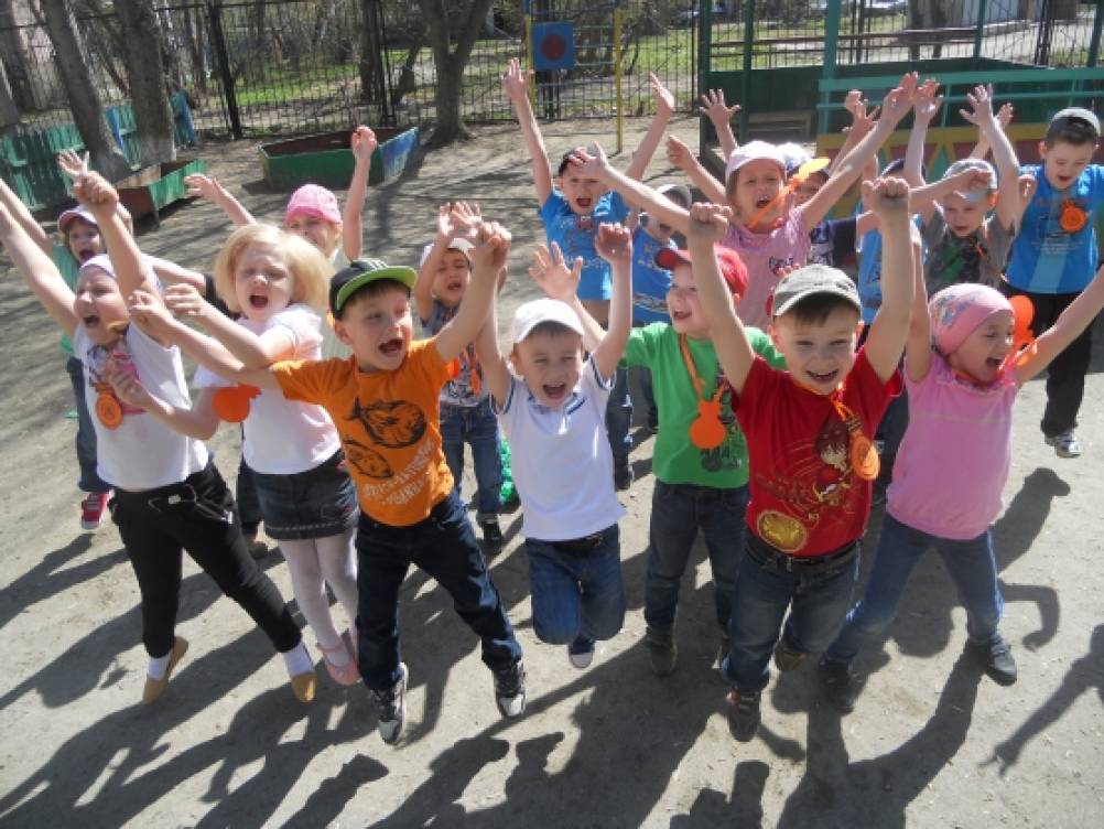 Смотреть фотографию №28 Фото №28 Право поднять флаг было предоставлено нашей подготовительной к школе группе в лице командира нашего отряда