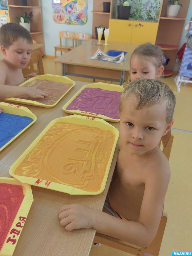 Игры с песком с детьми в старшей группе: рисование песком, радуга в бутылке