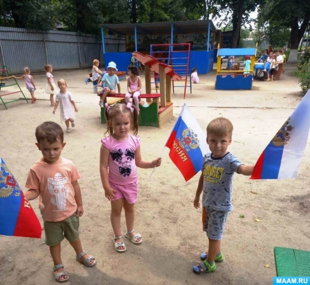 Проект ко Дню Российского Флага во второй младшей группе