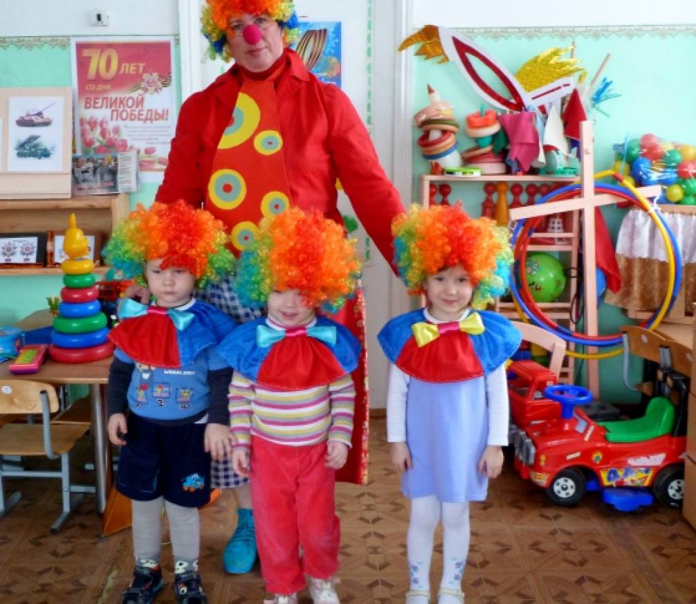 День смеха в детском саду клоун. Клоун в детском саду. Костюм на день смеха в детский сад. Клоун в саду детском саду. Наряд ребенка на день смеха.