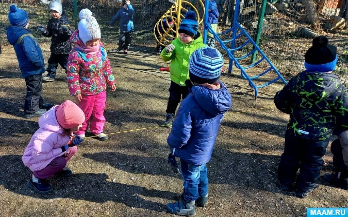 Спортивное развлечение на улице средняя группа